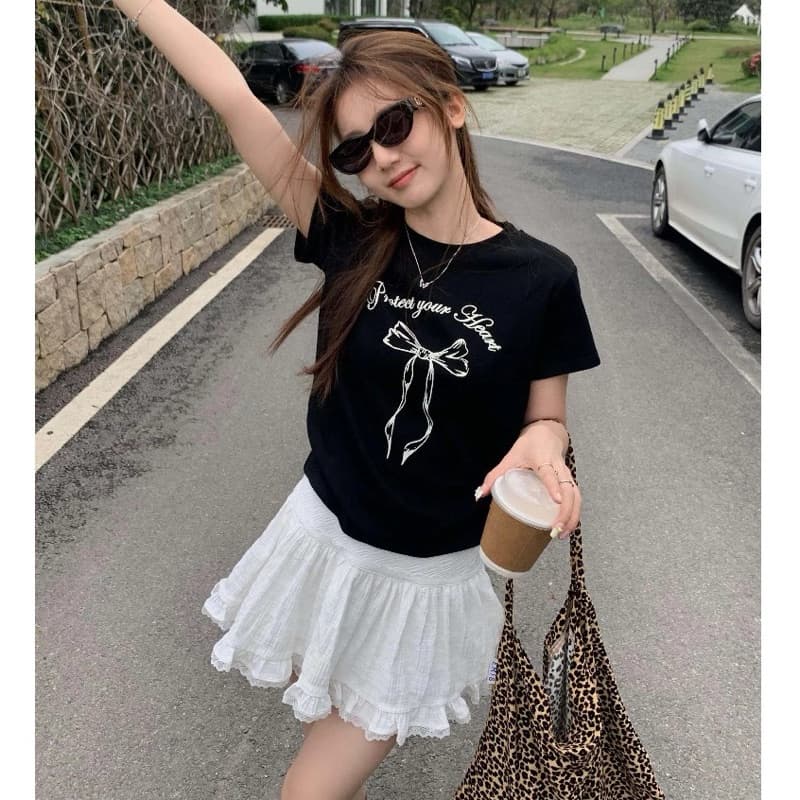 STR เสื้อยืดผู้หญิงสีขาว เสื้อรัดรูป เสื้อครอปแฟชั่นแขนสั้น พิมพ์ลายโบว์น่ารัก คอกลม สไตล์เกาหลี สาวอ้วนใส่ได้ รูปที่ 6