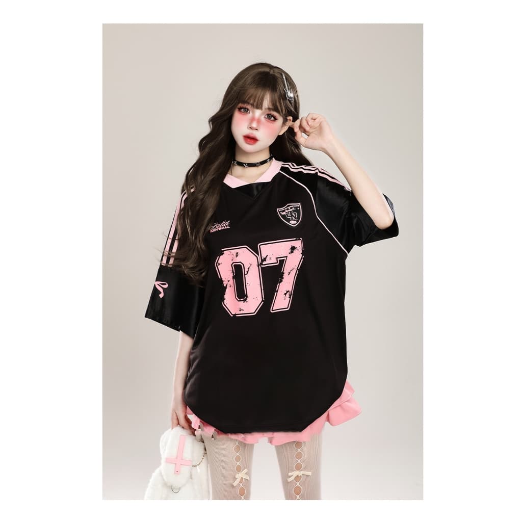 Beryl เสื้อยืดแขนสั้นพิมพ์ลายเย็บแบบเรโทรอเมริกัน สไตล์น่ารัก เสื้อตัวหลวมสไตล์สปอร์ตลำลอง เสื้อยืดคอวีเทรนด์ รูปที่ 2