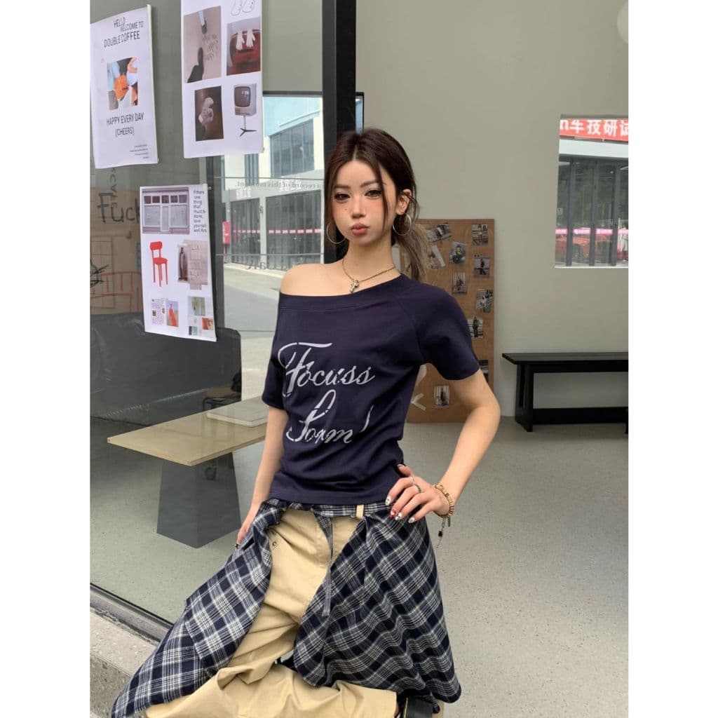 เสื้อยืดผู้หญิง เสื้อปาดไหล่ แขนสั้น เสือใส่สบาย โอเวอร์ไซส์ เสื้อเเขนสั้นผู้หญิง ผ้านิ่ม เข้ากับทุกสไตล์ได้ สไตล์วินเทจ รูปที่ 9