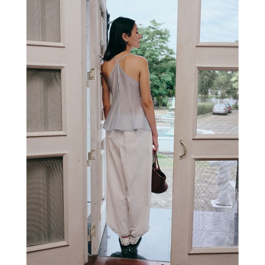 DAILY SQUAD – Softline Cami ออกแบบให้มี movement เบา ๆ และซิลูเอตที่ดู soft แบบเป็นธรรมชาติ ผลิตจากผ้า sheer silk satin รูปที่ 8