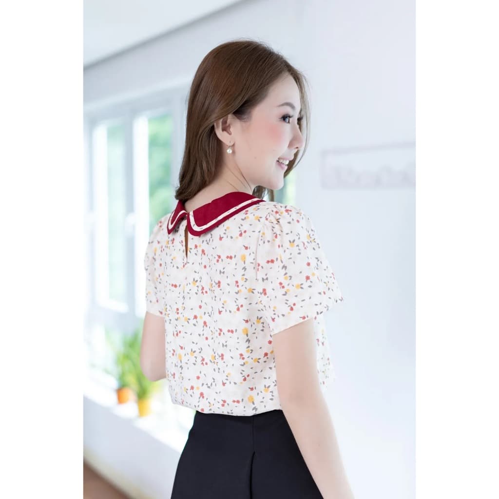 Narinari : MT4101 Trimmed Peter Pan Collar Blouse เสื้อทำงานปกบัวผ้าพิมพ์ลาย รูปที่ 4
