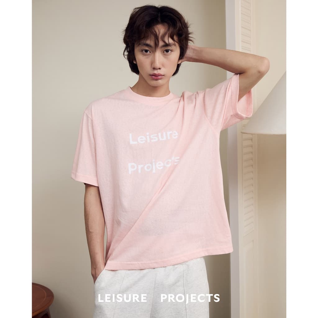 LEISURE LOGO SHORT SLEEVES T-SHIRT เสื้อเเขนสั้น ผ้าทอลายสลาฟ พิมพ์โลโก้ Leisure สี tone on tone รูปที่ 2