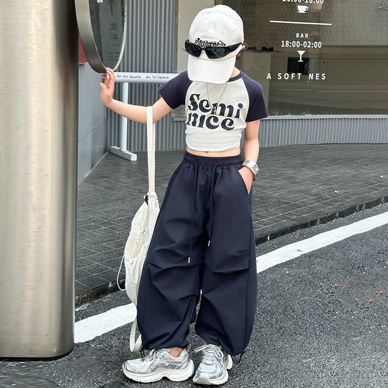 BEAR BABY ชุดแฟชั่นเด็กหญิง เสื้อยืดแขนสั้น+กางเกงคาร์โก้ขายาว สไตล์เกาหลี แฟชั่นฤดูร้อน ไซส์120-170 รูปที่ 2