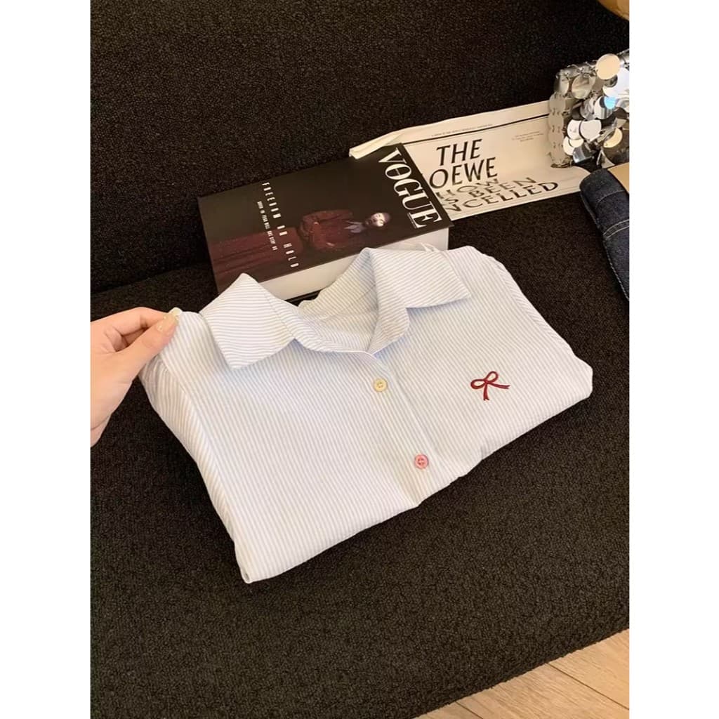 Red Berry เสื้อเชิ้ตแขนสั้นลายทางสีฟ้าสไตล์เกาหลีสำหรับผู้หญิง เสื้อฤดูร้อน เสื้อเชิ้ตลดอายุ W635 รูปที่ 9
