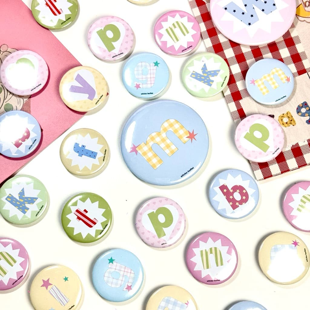 เข็มกลัด ตัวอักษร A-Z ขนาด 58 mm. Alphabet Button Badges | STICKO BUFFET รูปที่ 3