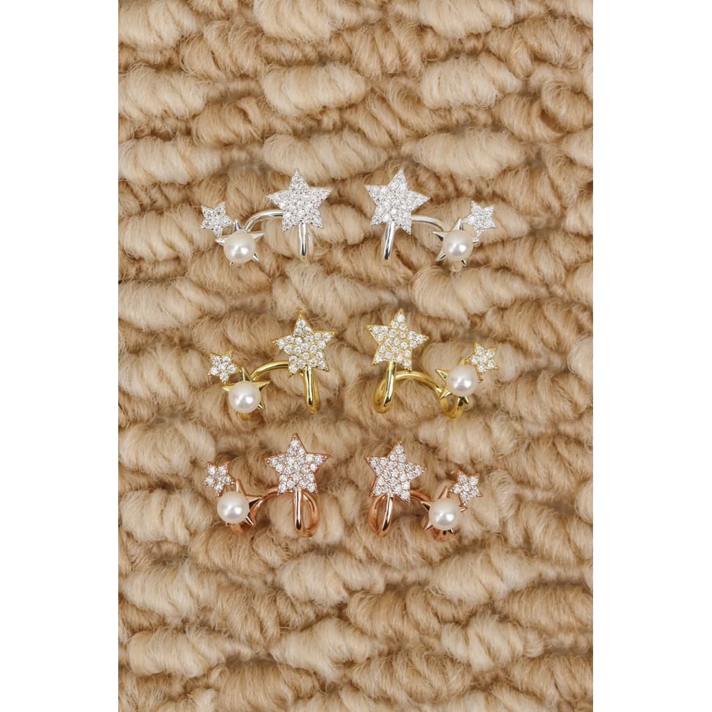 Trophies.co - Triple Star Earrings 𝑻𝒓𝒐𝒑𝒉𝒊𝒆𝒔.𝒄𝒐 𝒔𝒊𝒈𝒏𝒂𝒕𝒖𝒓𝒆 ต่างหูดาวเพชรและไข่มุก รูปที่ 3