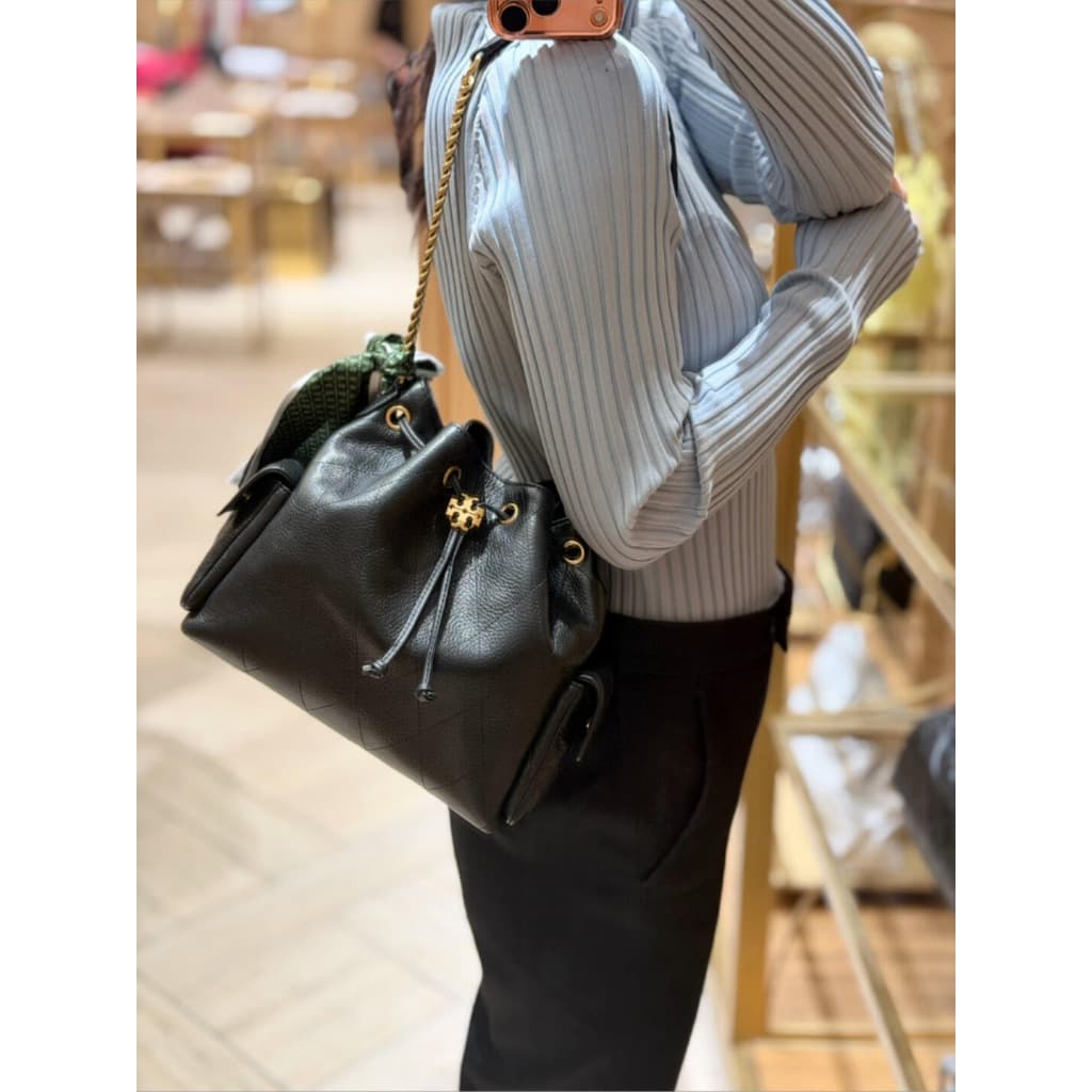 ของแท้Tory Burch Charlie Bucket bag Shoulder bag กระเป๋าสะพายไหล่ดีไซน์รูดเชือก การเย็บตารางเพชร รูปที่ 7