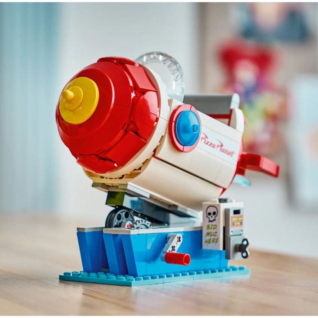 LEGO® | Disney and Pixar Toy Story Alien with Pizza Planet Rocket Ride 43307 รูปที่ 8