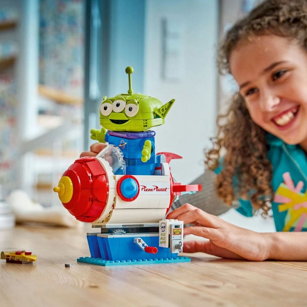 LEGO® | Disney and Pixar Toy Story Alien with Pizza Planet Rocket Ride 43307 รูปที่ 6