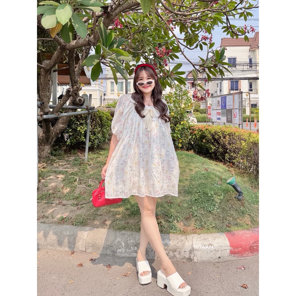 NITAAN LISA DRESS น้องลิซ่า น่ารักมากก เจ้าหญิงวงการโอเว่อร์ไซส แขนพองเกาหลี คอเหลี่ยมติดโบว์ มีกระเป๋าข้าง รูปที่ 3