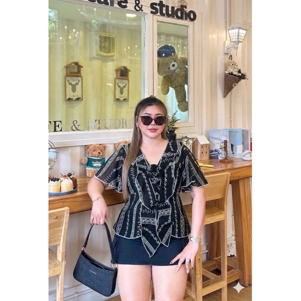 เสื้อ แขนระบายแต่งกุหลาบ ผ้าโรซี่ สม็อคหลัง ทรงเป๊ะ เข้ารูป ใส่แล้วน่ารักมากๆ รูปที่ 3