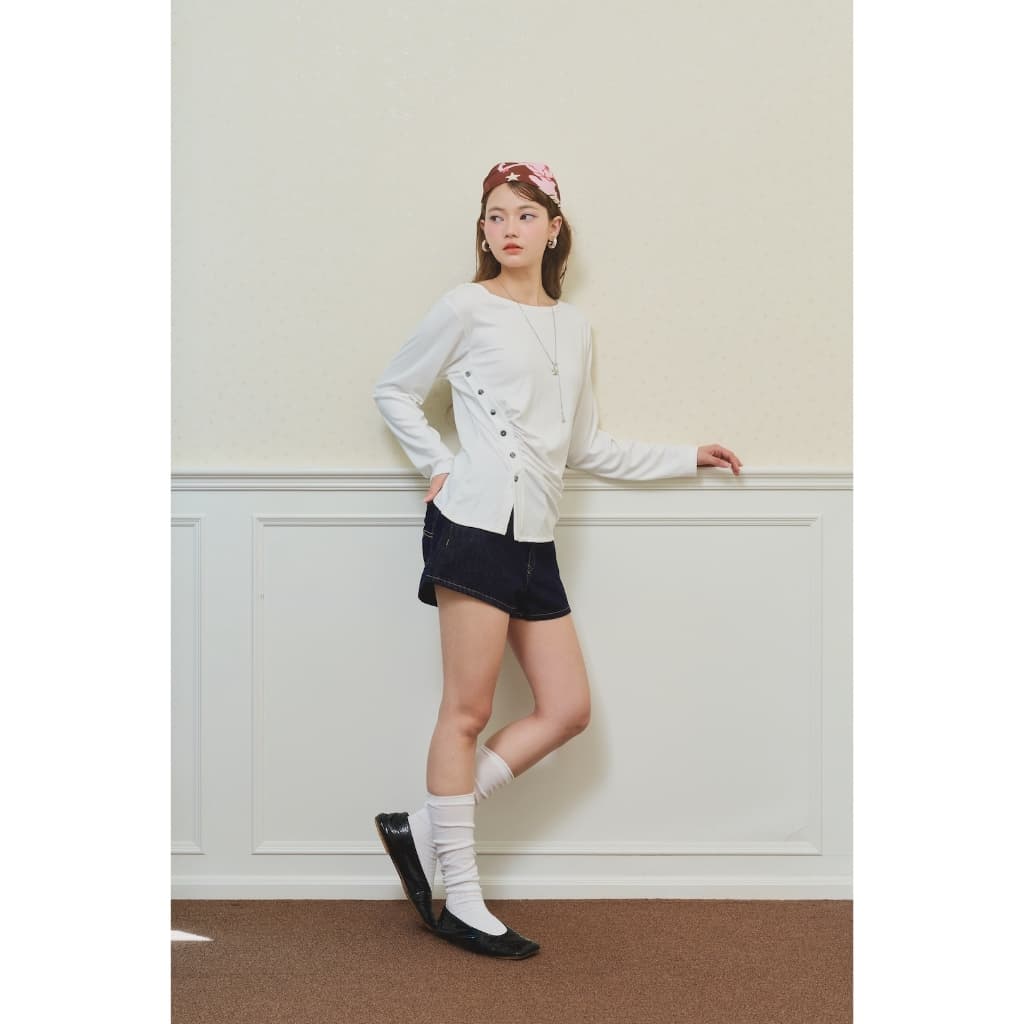 Panchitar Dreamy Girl – เสื้อแขนยาว ดีเทลจับย่นและกระดุมด้านข้างช่วยให้ทรงดูนุ่มนวลใส่ง่าย ให้ลุคเรียบแต่ยังมีความน่ารัก รูปที่ 5