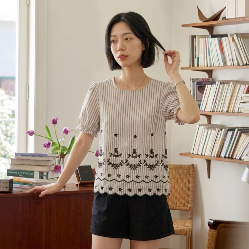 Glucoat | เสื้อแขนสม็อกลายทาง แต่งระบายสองชั้น ปักลายดอกไม้ กระดุมจบหลังหนึ่งเม็ด รูปที่ 3