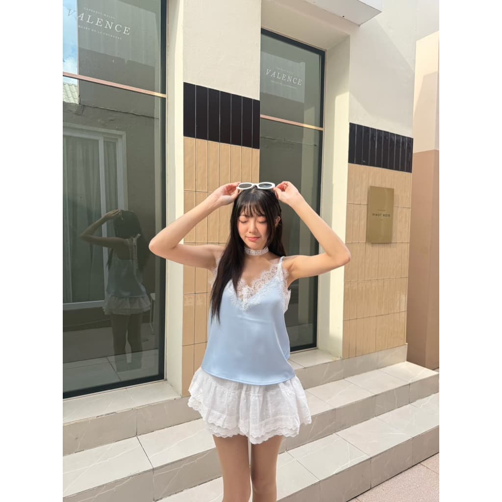 BY IRA Harmony top เสื้อสายเดี่ยวผู้หญิง สีพื้น แต่งลูกไม้ เสื้องานผ้าซาติน งานคอวี รูปที่ 7