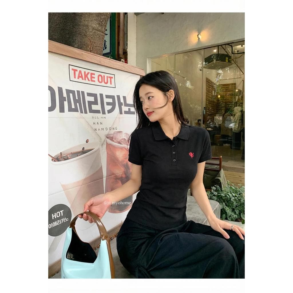 เสื้อยืดผู้หญิง คอปก แขนสั้น กระดุมหน้า ผ้านิ่ม ใส่สบาย ลุคมินิมอล เรียบหรู ทุกวัน | Black Cherry รูปที่ 6