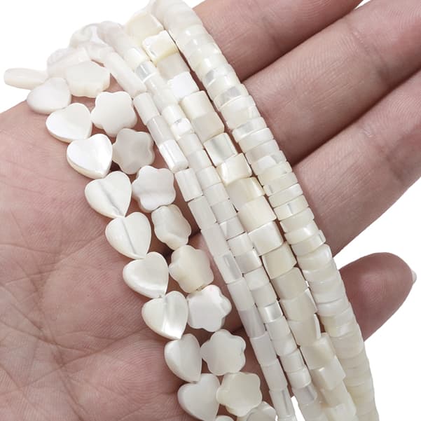 ลูกปัดเปลือกหอยธรรมชาติรูปทรงดอกไม้ หัวใจ สี่เหลี่ยม สำหรับ DIY งานเครื่องประดับทำสร้อยข้อมือและสร้อยคอ รูปที่ 1