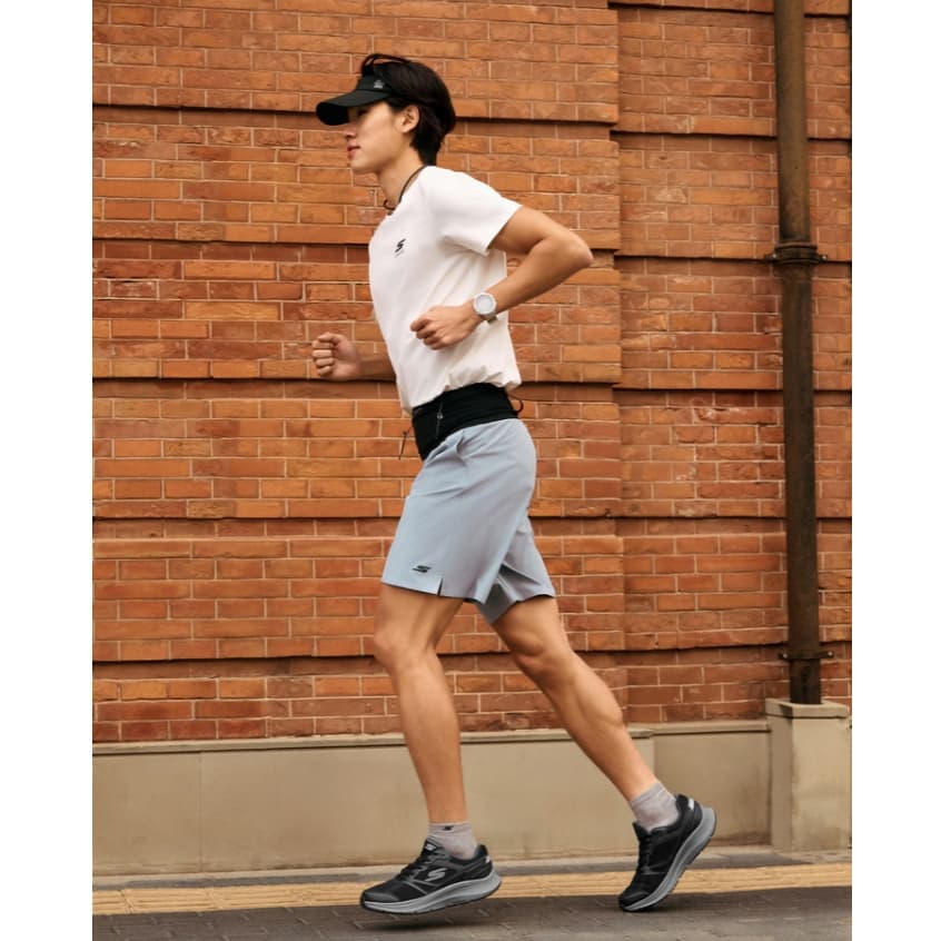 Skechers สเก็ตเชอร์ส รองเท้าผู้ชาย Men Performance GOrun Consiste 2.0 Shoes - 220861-BKCC รูปที่ 4
