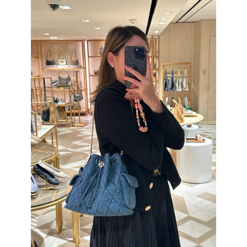ของแท้Tory Burch Charlie Bucket bag Shoulder bag กระเป๋าสะพายไหล่ดีไซน์รูดเชือก การเย็บตารางเพชร รูปที่ 4