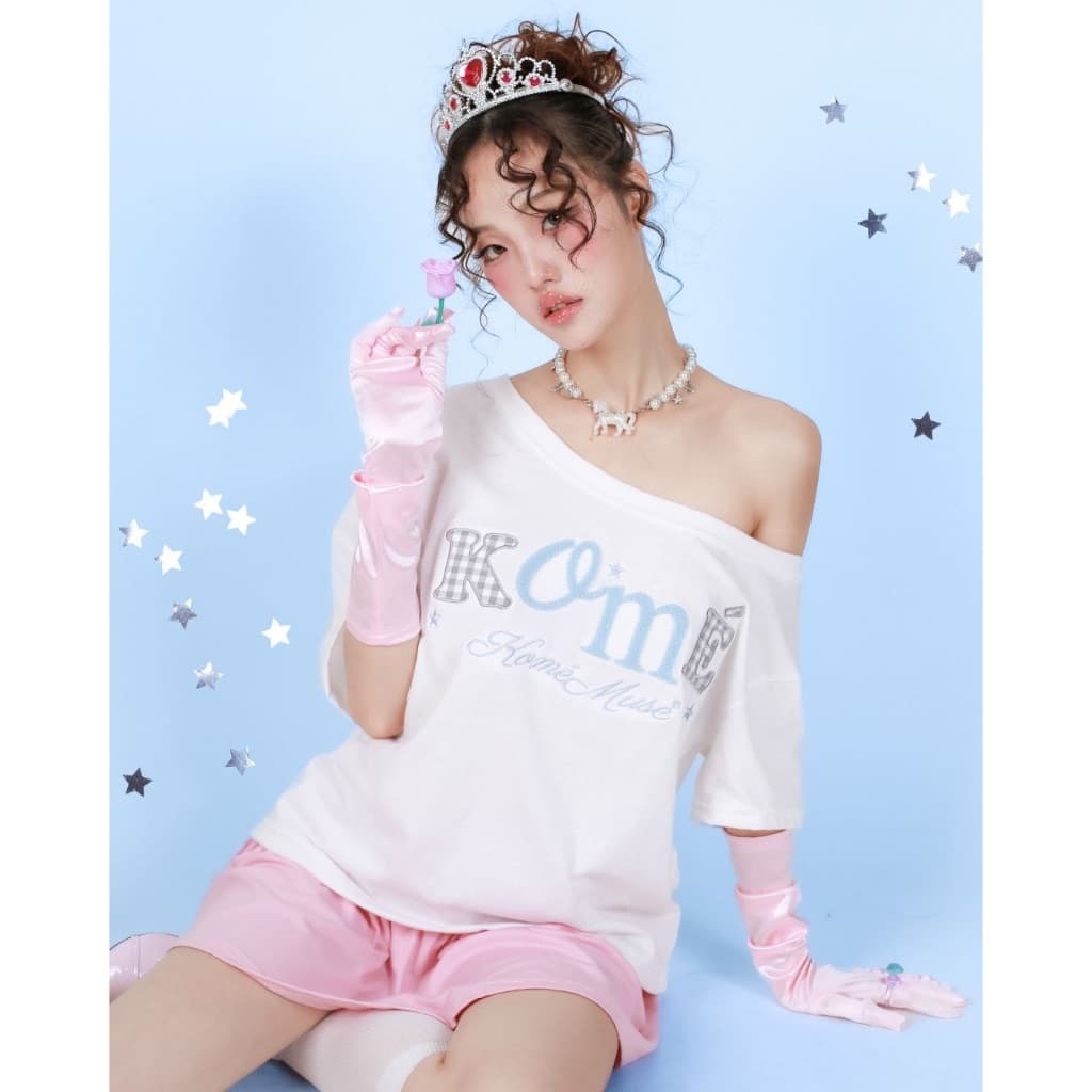 kome.offi เสื้อยืดโอเวอร์ไซส์ปาดไหล่ ลาย komé muse รูปที่ 3