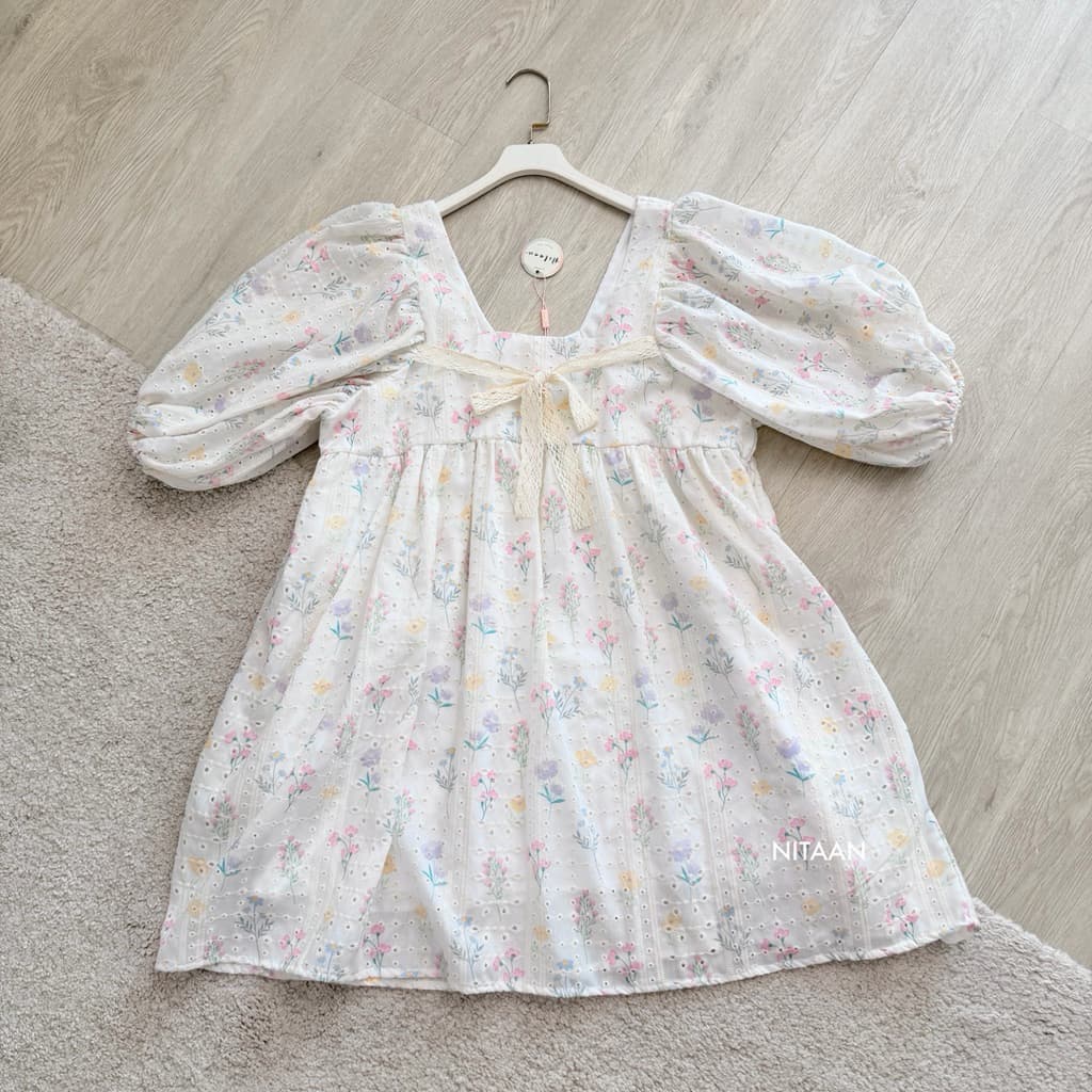 NITAAN LISA DRESS น้องลิซ่า น่ารักมากก เจ้าหญิงวงการโอเว่อร์ไซส แขนพองเกาหลี คอเหลี่ยมติดโบว์ มีกระเป๋าข้าง รูปที่ 4