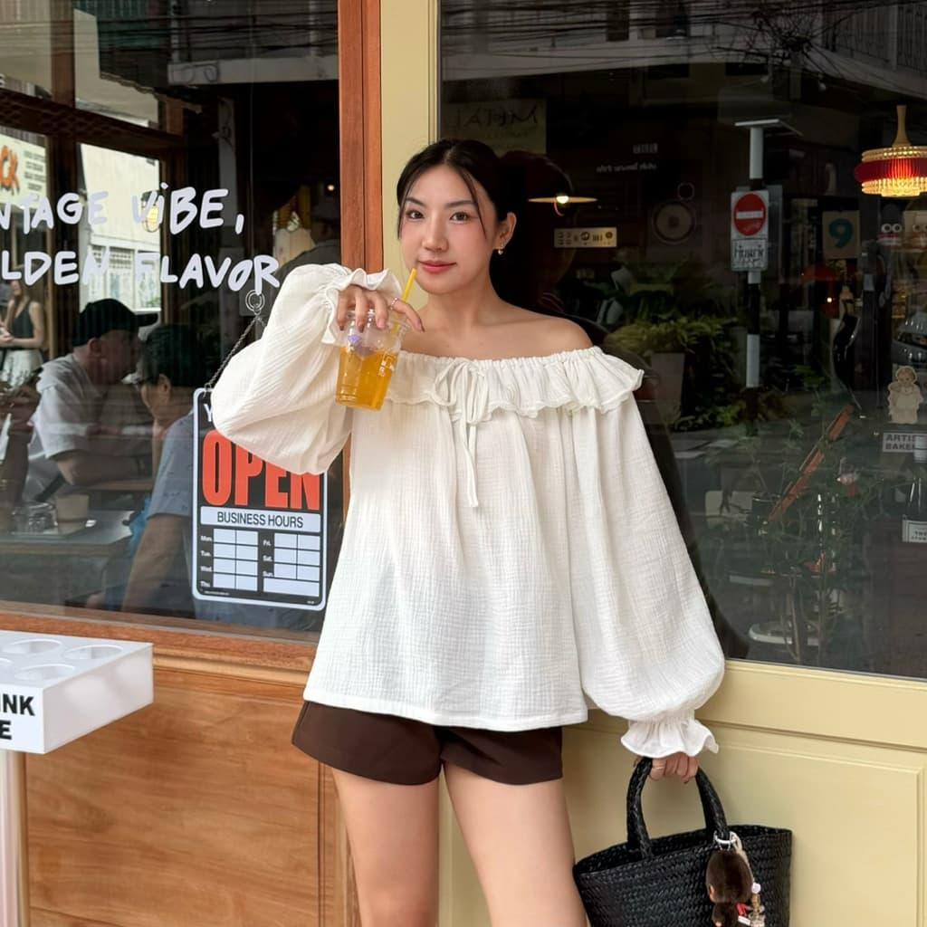 𝐌𝐨𝐫𝐧𝐢𝐧𝐠 𝐌𝐢𝐬𝐭 ( เสื้อปาดไหล่แขนยาวเนื้อผ้าสาลู สไตล์เกาหลี ดีไซน์เปิดไหล่ พร้อมดีเทลระบายรอบคอ แขนเสื้อทรงพองแบบบอลลูน รูปที่ 4
