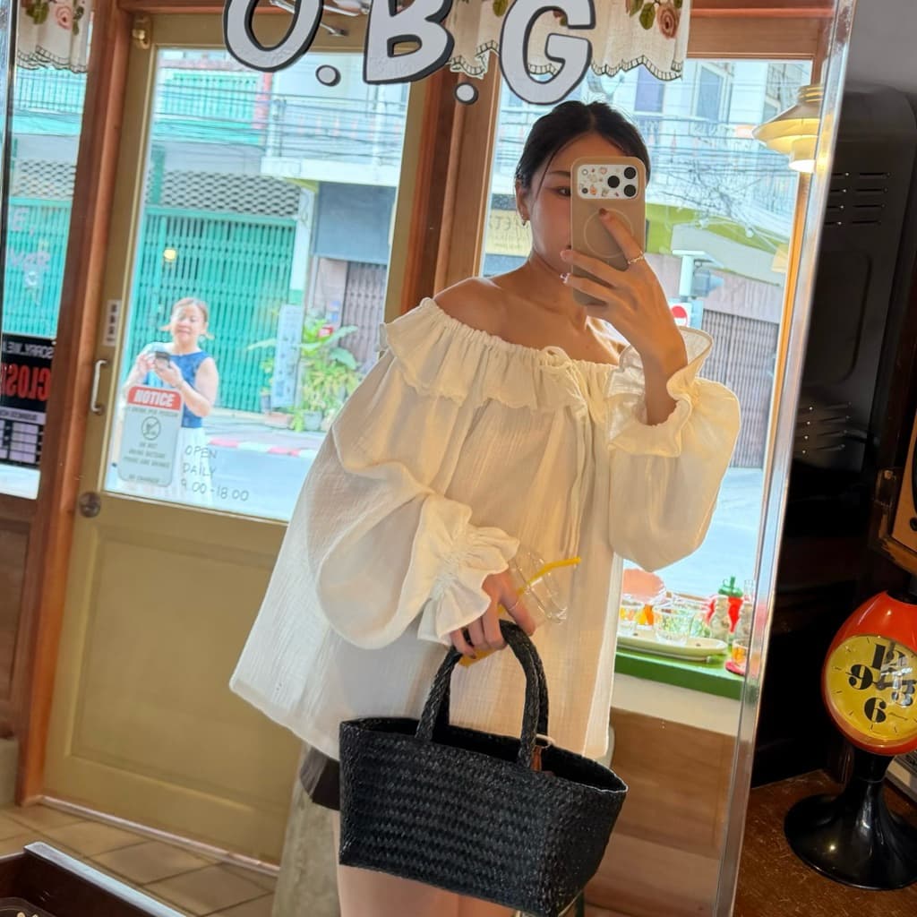 𝐌𝐨𝐫𝐧𝐢𝐧𝐠 𝐌𝐢𝐬𝐭 ( เสื้อปาดไหล่แขนยาวเนื้อผ้าสาลู สไตล์เกาหลี ดีไซน์เปิดไหล่ พร้อมดีเทลระบายรอบคอ แขนเสื้อทรงพองแบบบอลลูน รูปที่ 8