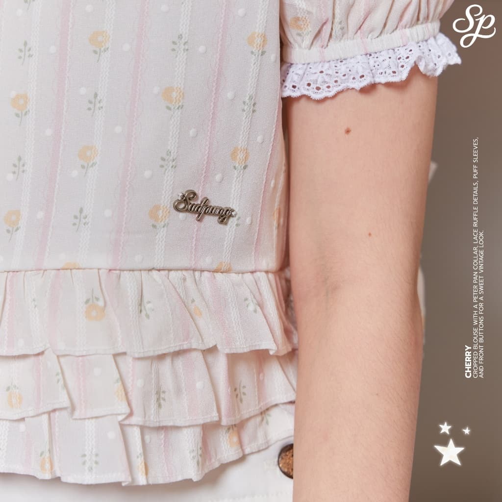 Cherry Crop_SP137 เสื้อครอปคอบัวแต่งระบาย กระดุม 3 เม็ด ลูกไม้หน้า โลโก้เหล็กSudpung รูปที่ 4