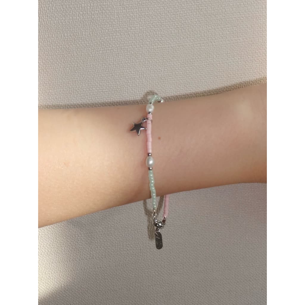 nice try studio - Star Girls Mini Pearl Bracelet สร้อยข้อมือไข่มุกแท้และลูกปัด ห้อยจี้ดาว ไม่ลอก ไม่ดำ รูปที่ 4