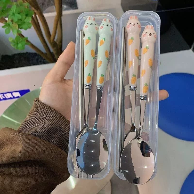 ชุดช้อนส้อมสแตนเลส สไตล์น่ารักสร้างสรรค์กระต่ายแครอทนักเรียนกลางแจ้งพกพาตะเกียบช้อนส้อมสามชิ้น รูปที่ 1