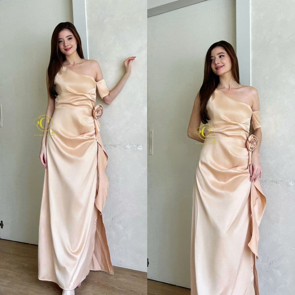 C;5063:ชุดราตรีเดรสยาวใส่ออกงาน ทรงปาดไหล่ข้าง แขนไหล่ปิดพรางต้นแขน แต่งระบายงานผ้าเงาซาร่า รูปที่ 9