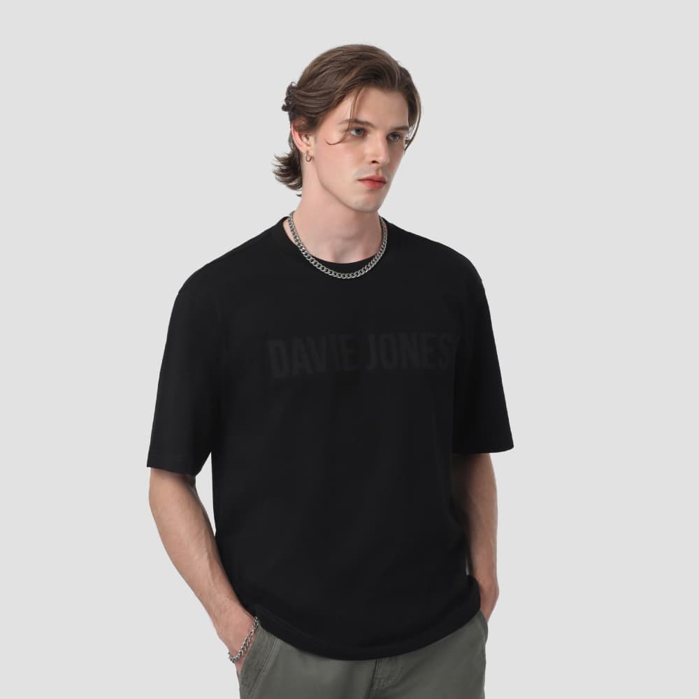 DAVIE JONES เสื้อยืดผู้ชาย Logo Oversized Fit T-Shirt สีดำ แดงไวน์ LG0076 รูปที่ 2