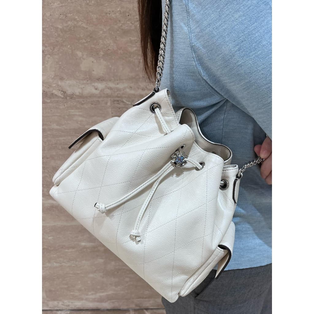 ของแท้Tory Burch Charlie Bucket bag Shoulder bag กระเป๋าสะพายไหล่ดีไซน์รูดเชือก การเย็บตารางเพชร รูปที่ 5