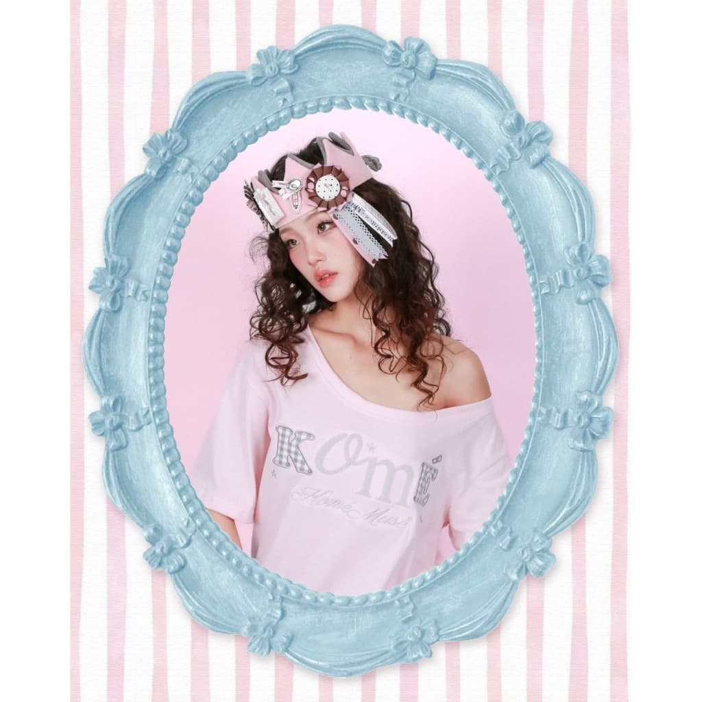 kome.offi เสื้อยืดโอเวอร์ไซส์ปาดไหล่ ลาย komé muse รูปที่ 6