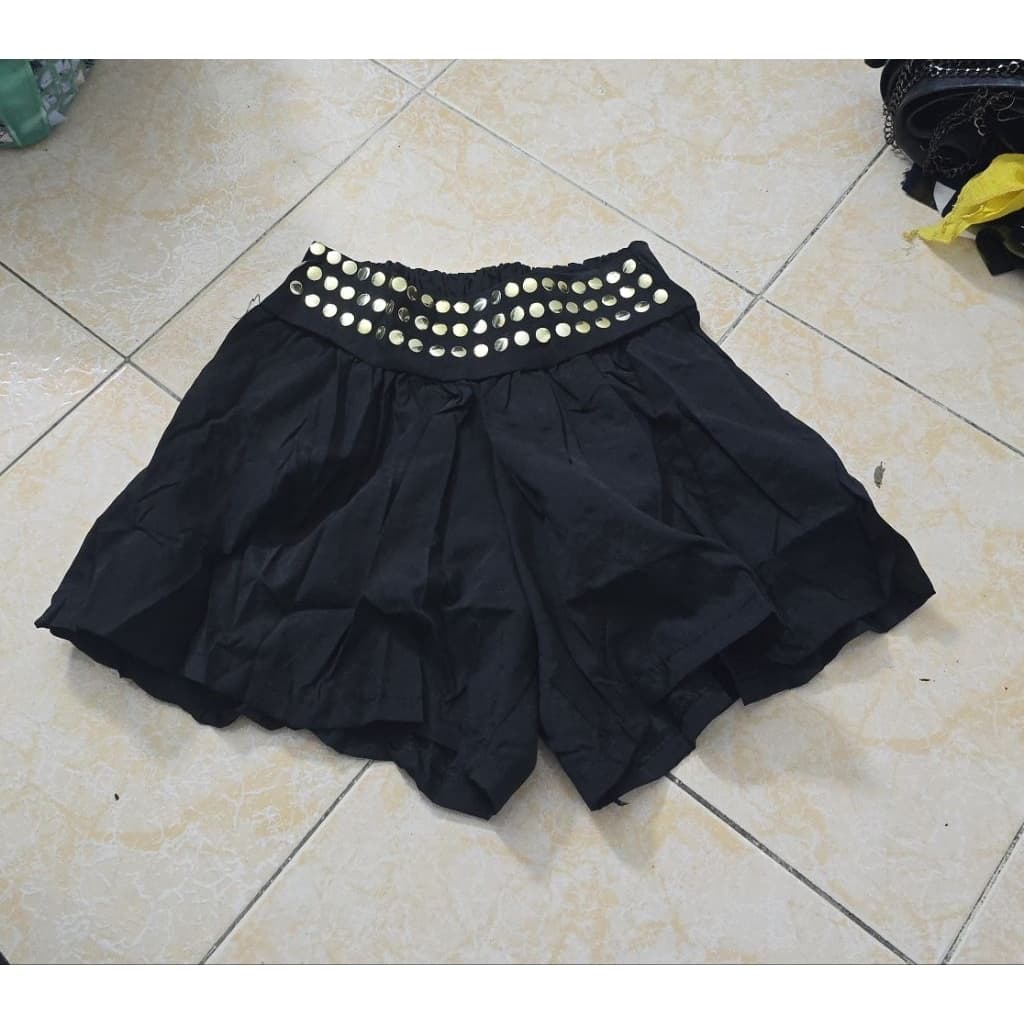 กางเกงขาสั้นผ้าหางกระรอก( สินค้าขายราคา 9 บาทมีตำหนินิดหน่อย เพชรตรงรอบเอวหลุดนิดหน่อย) รูปที่ 5