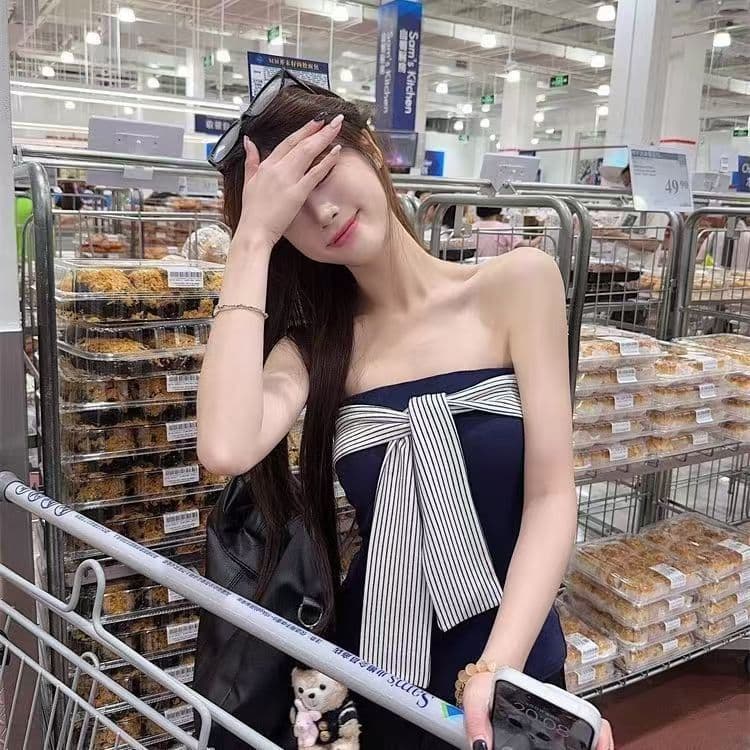 Rosie เสื้อเกาะอกผู้หญิง สีพื้น แขนกุด เสื้อครอปทรงรัดรูป ดีไซน์เชื่อกผูกหน้าอ เซ็กซี่แฟชั่นY2K สไตล์อเมริกัน รูปที่ 4