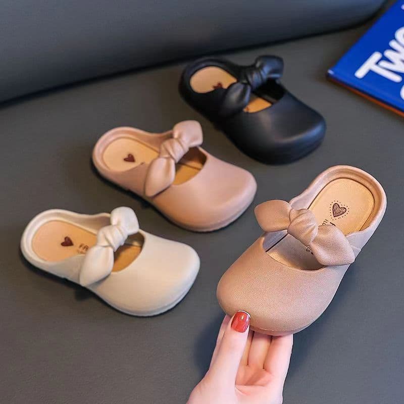 Babyonline 2J3-4 รองเท้าแตะแบบสวมแต่งโบว์สำหรับเด็กผู้หญิงสไตล์คุณหนู ใส่สบาย มีกันลื่น รูปที่ 2