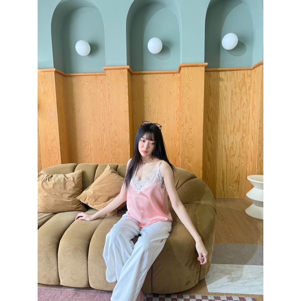 BY IRA Harmony top เสื้อสายเดี่ยวผู้หญิง สีพื้น แต่งลูกไม้ เสื้องานผ้าซาติน งานคอวี รูปที่ 3