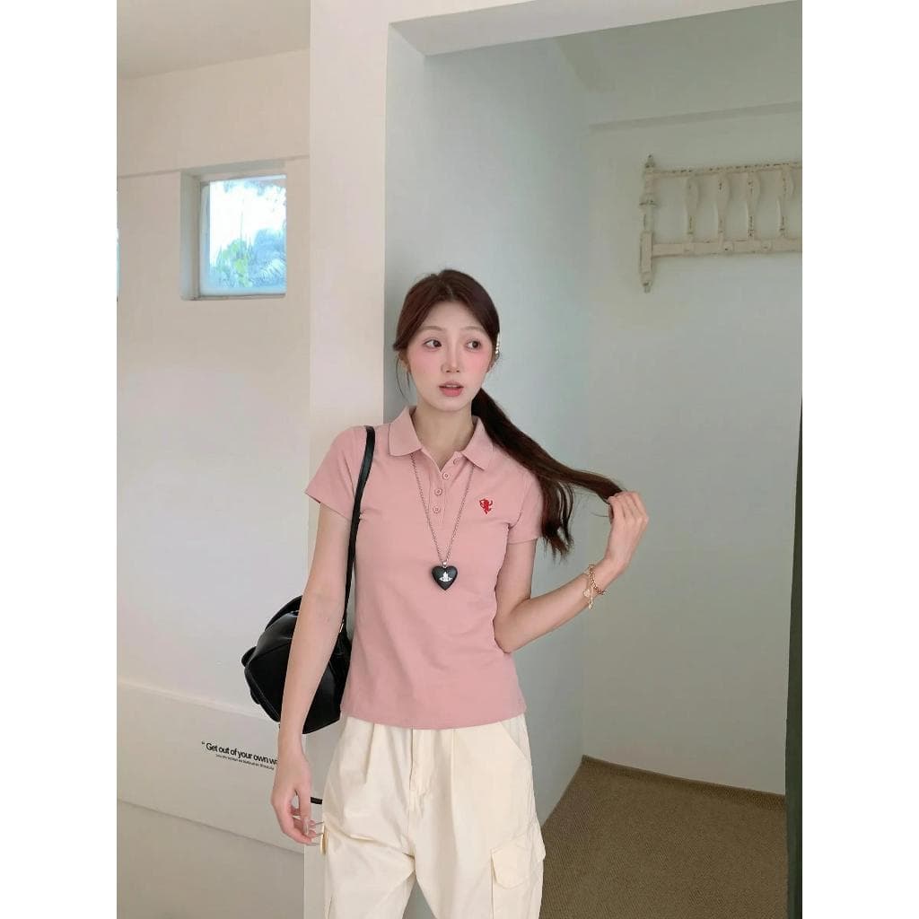 เสื้อยืดผู้หญิง คอปก แขนสั้น กระดุมหน้า ผ้านิ่ม ใส่สบาย ลุคมินิมอล เรียบหรู ทุกวัน | Black Cherry รูปที่ 5