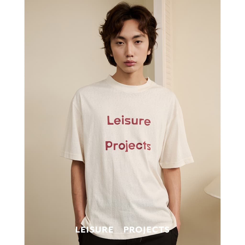 LEISURE LOGO SHORT SLEEVES T-SHIRT เสื้อเเขนสั้น ผ้าทอลายสลาฟ พิมพ์โลโก้ Leisure สี tone on tone รูปที่ 3