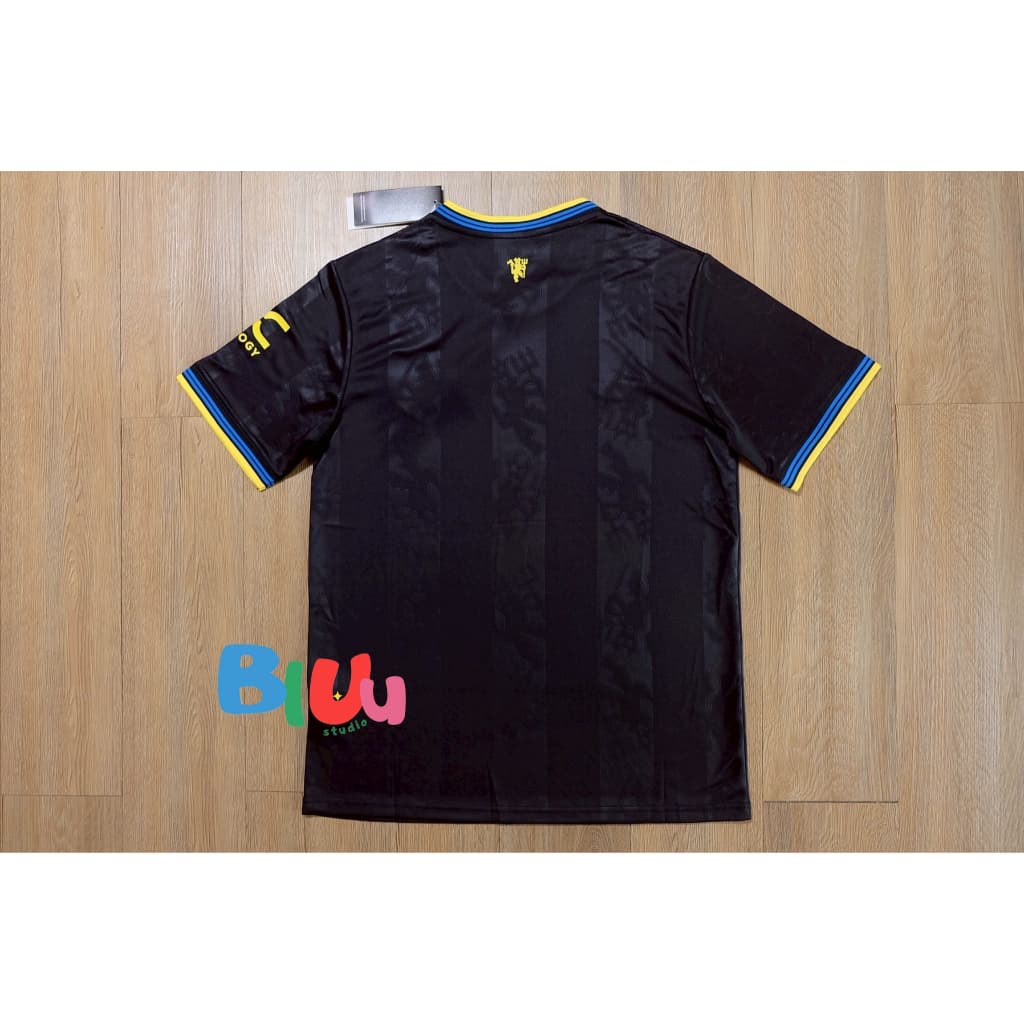 เสื้อฟุตบอล แมuยู ชุด3 สีดำ ฤดูกาล 2025-26 เกรดแฟนบอล โลโก้ปัก ในไทย รูปที่ 4