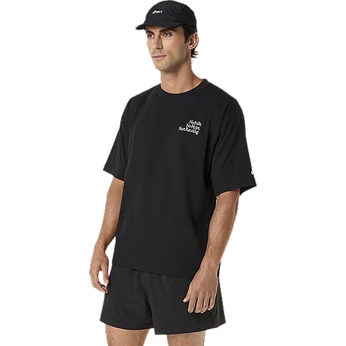 ASICS : 2031F321.002 RUNNER MESSAGE GRAPHIC RELAXED TEE MEN เสื้อคอกลมผู้ชาย รูปที่ 3