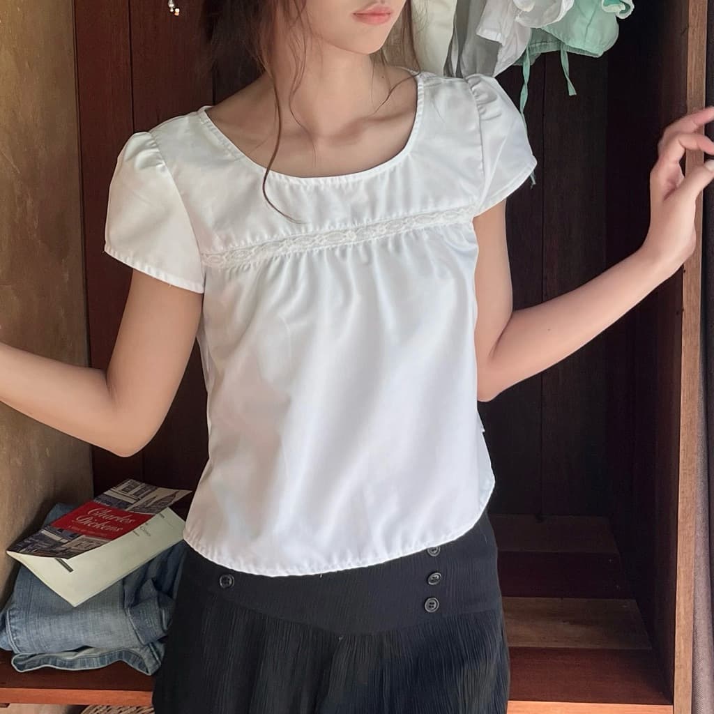 Aurelia top - เสื้อแขนพองเบาๆสีขาว ตกแต่งลูกไม้คั่นอก รูปที่ 3