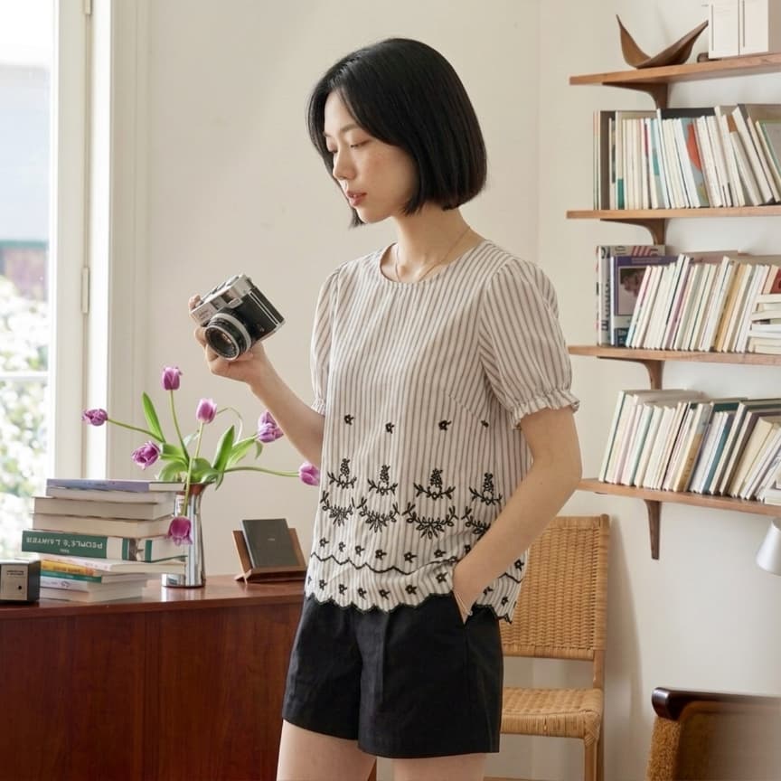 Glucoat | เสื้อแขนสม็อกลายทาง แต่งระบายสองชั้น ปักลายดอกไม้ กระดุมจบหลังหนึ่งเม็ด รูปที่ 2