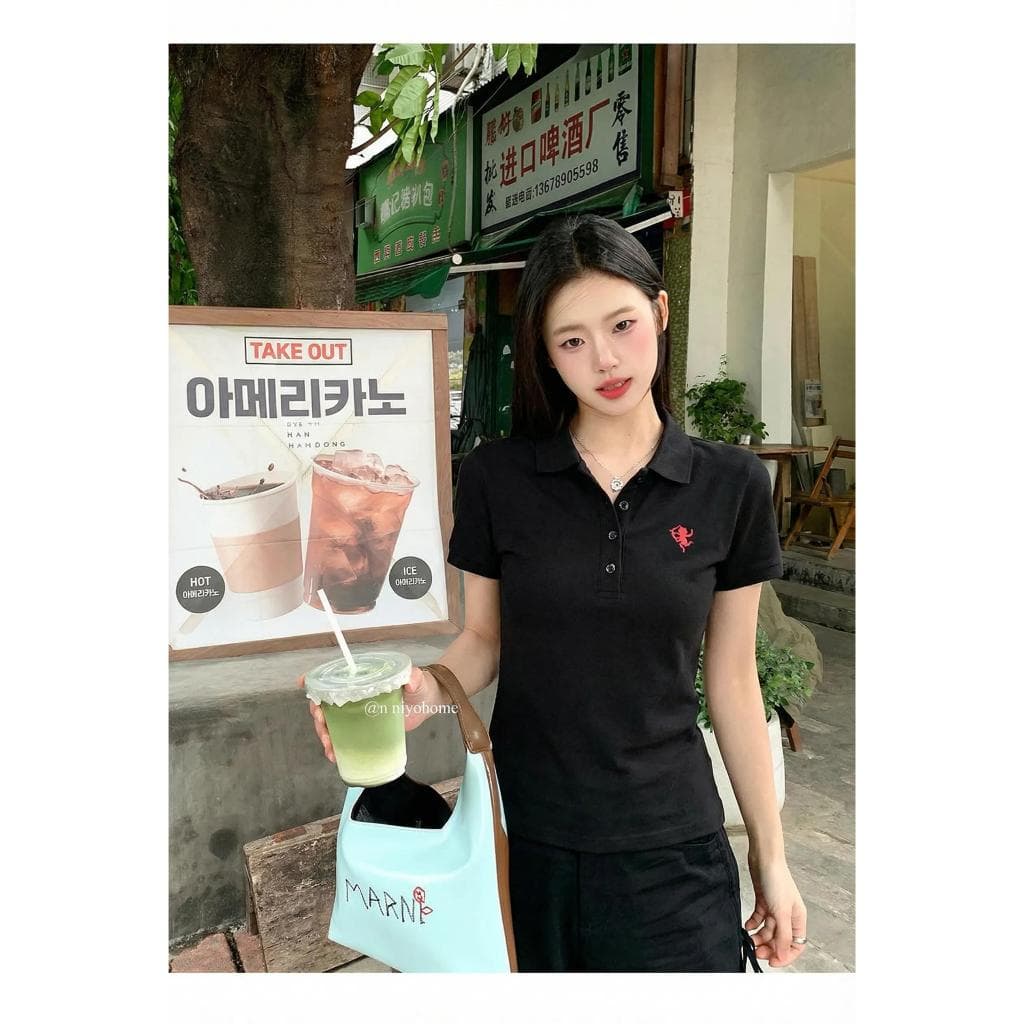 เสื้อยืดผู้หญิง คอปก แขนสั้น กระดุมหน้า ผ้านิ่ม ใส่สบาย ลุคมินิมอล เรียบหรู ทุกวัน | Black Cherry รูปที่ 7