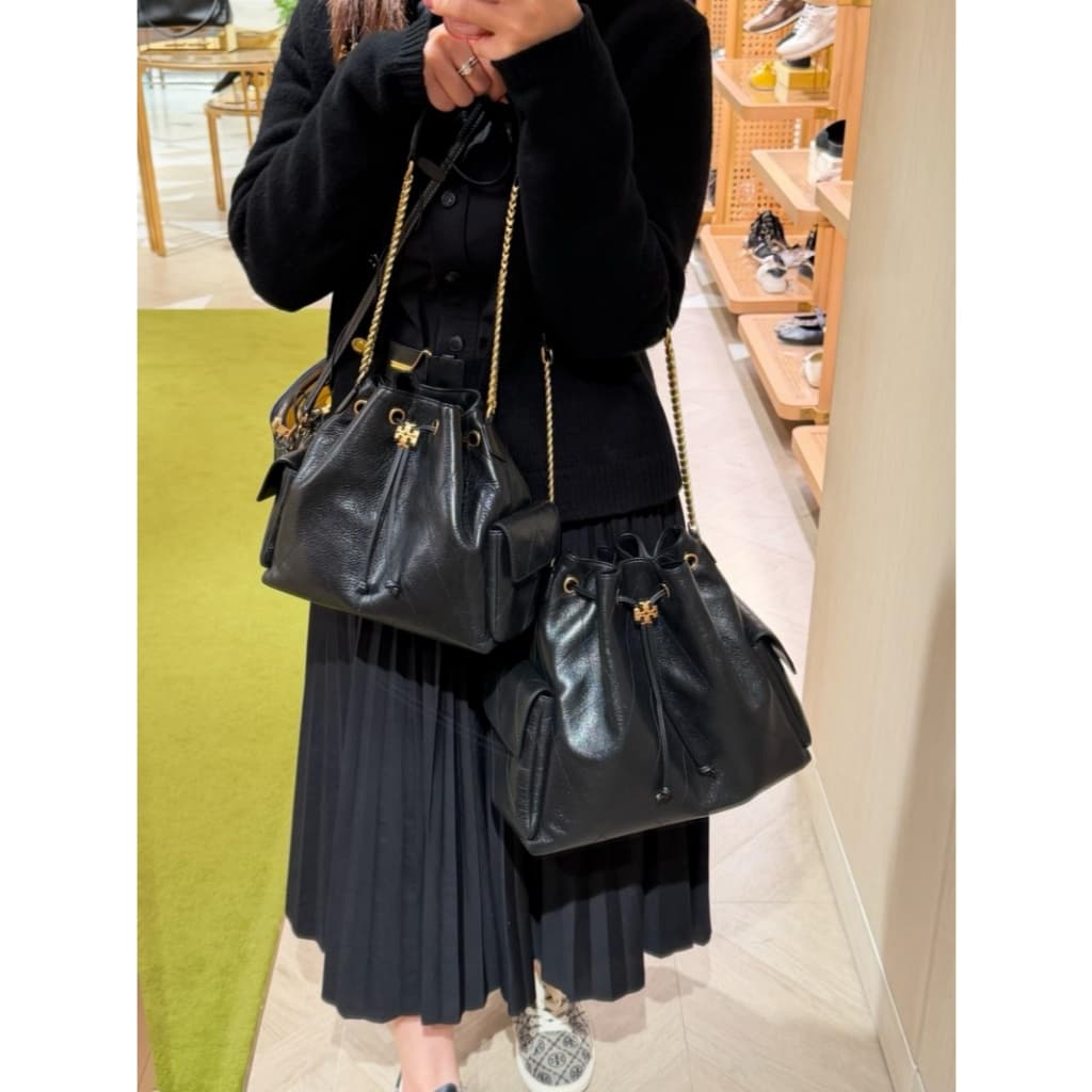 ของแท้Tory Burch Charlie Bucket bag Shoulder bag กระเป๋าสะพายไหล่ดีไซน์รูดเชือก การเย็บตารางเพชร รูปที่ 2