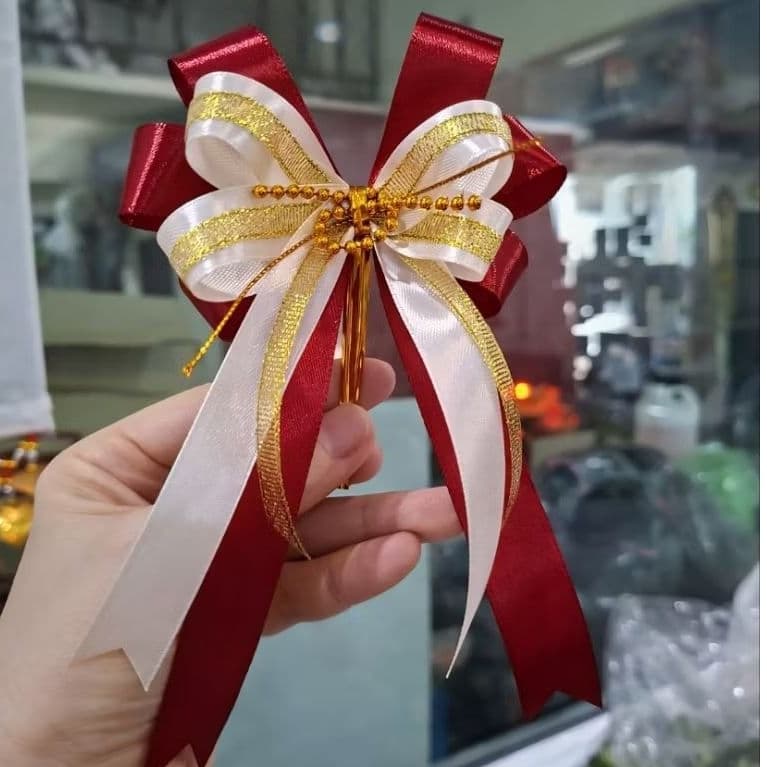 โบว์สำเร็จรูปสีไวน์แดงขาวสินค้า ใช้ติดกล่องของขวัญกระเช้าของขวัญ วันปีใหม่ วันคริสต์มาส งานทำมือทุกชิ้น รูปที่ 1