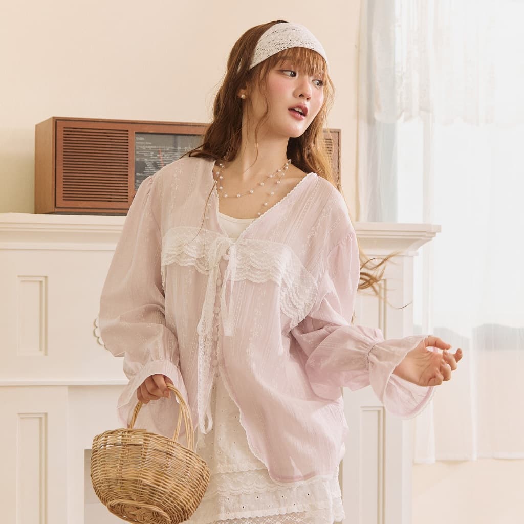 DAILYLOOK.SM --- Ivy top เสื้อแขนยาวผ้าลูกไม้ เนื้อผ้าบางเบา มี Texture ลายดอกไม้ รูปที่ 2