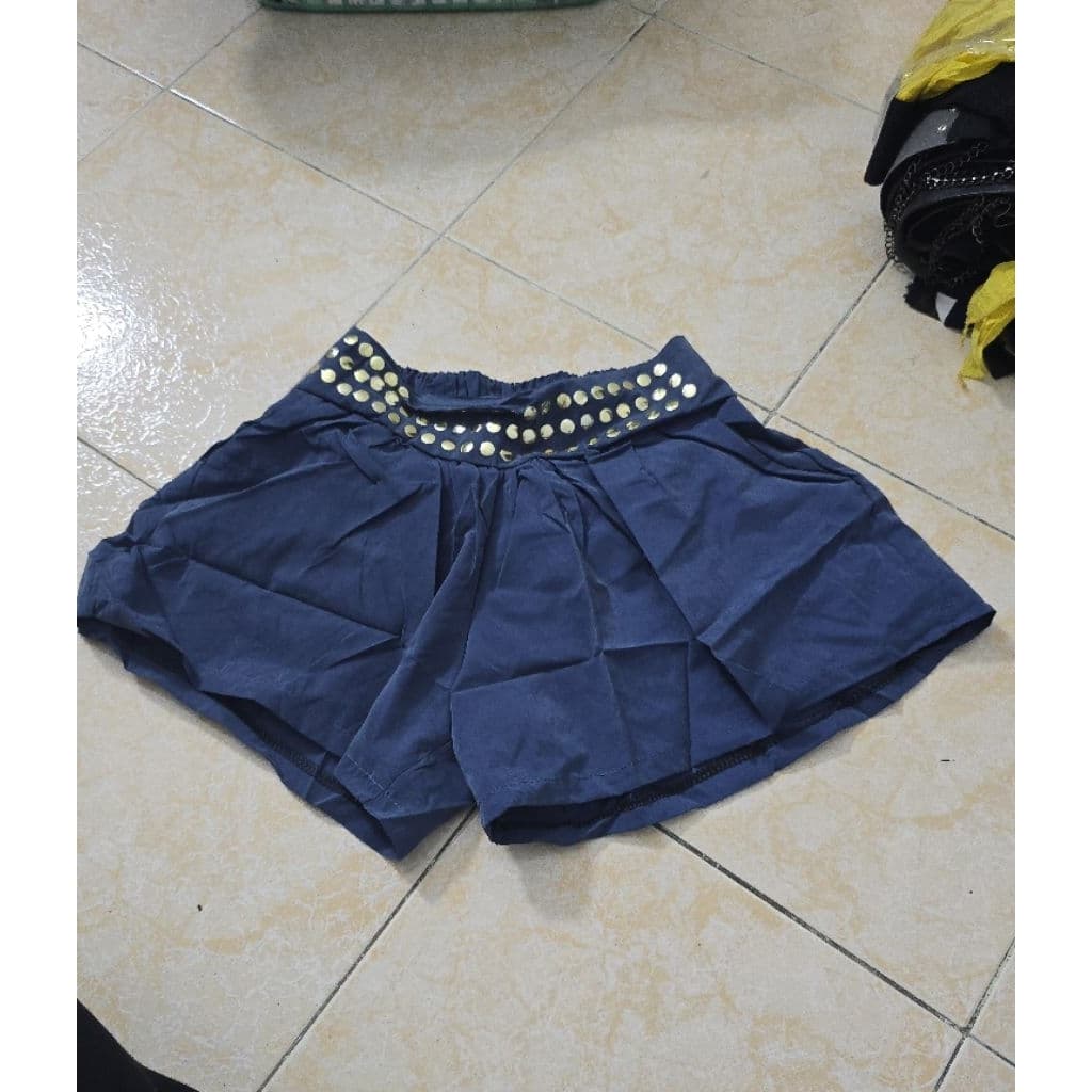 กางเกงขาสั้นผ้าหางกระรอก( สินค้าขายราคา 9 บาทมีตำหนินิดหน่อย เพชรตรงรอบเอวหลุดนิดหน่อย) รูปที่ 4