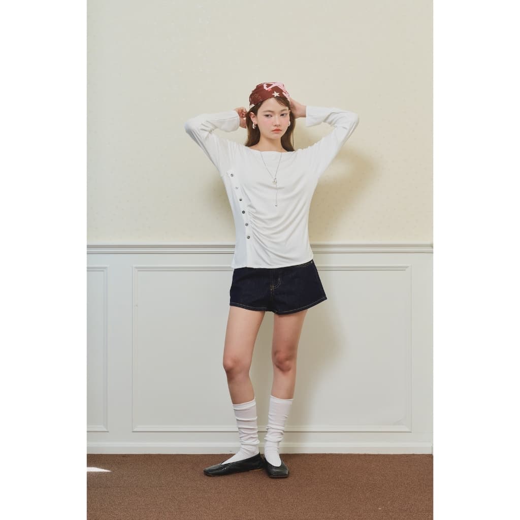 Panchitar Dreamy Girl – เสื้อแขนยาว ดีเทลจับย่นและกระดุมด้านข้างช่วยให้ทรงดูนุ่มนวลใส่ง่าย ให้ลุคเรียบแต่ยังมีความน่ารัก รูปที่ 6