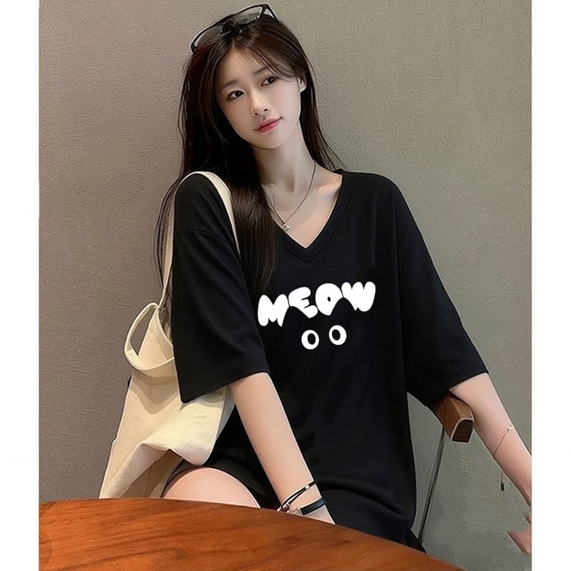 เสื้อยืดแขนสั้นคอวีทรงหลวมขนาดใหญ่สำหรับผู้หญิงไซส์ใหญ่ตัวนี้ เป็นเสื้อผ้าที่เหมาะสำหรับผู้หญิงรูปร่างอวบและมีน้ำหนักเกิ รูปที่ 2